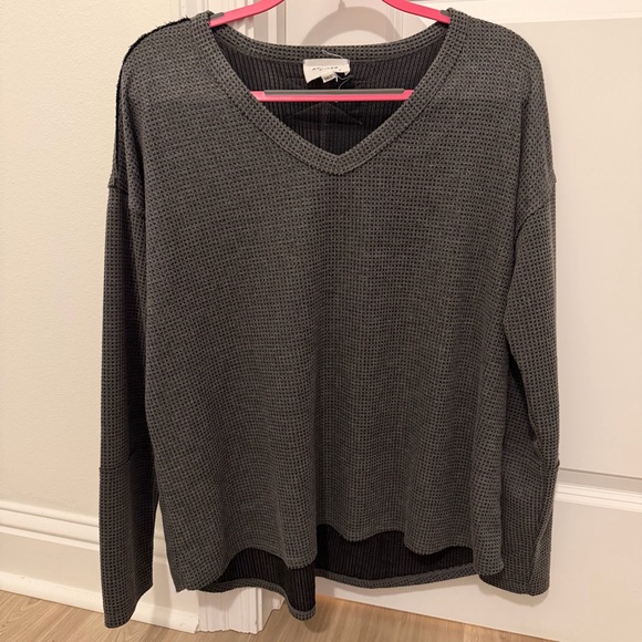 ANDREE BY UNIT Tops - ANDREE BY UNIT Charcoal V-Neck Waffled Shirt
